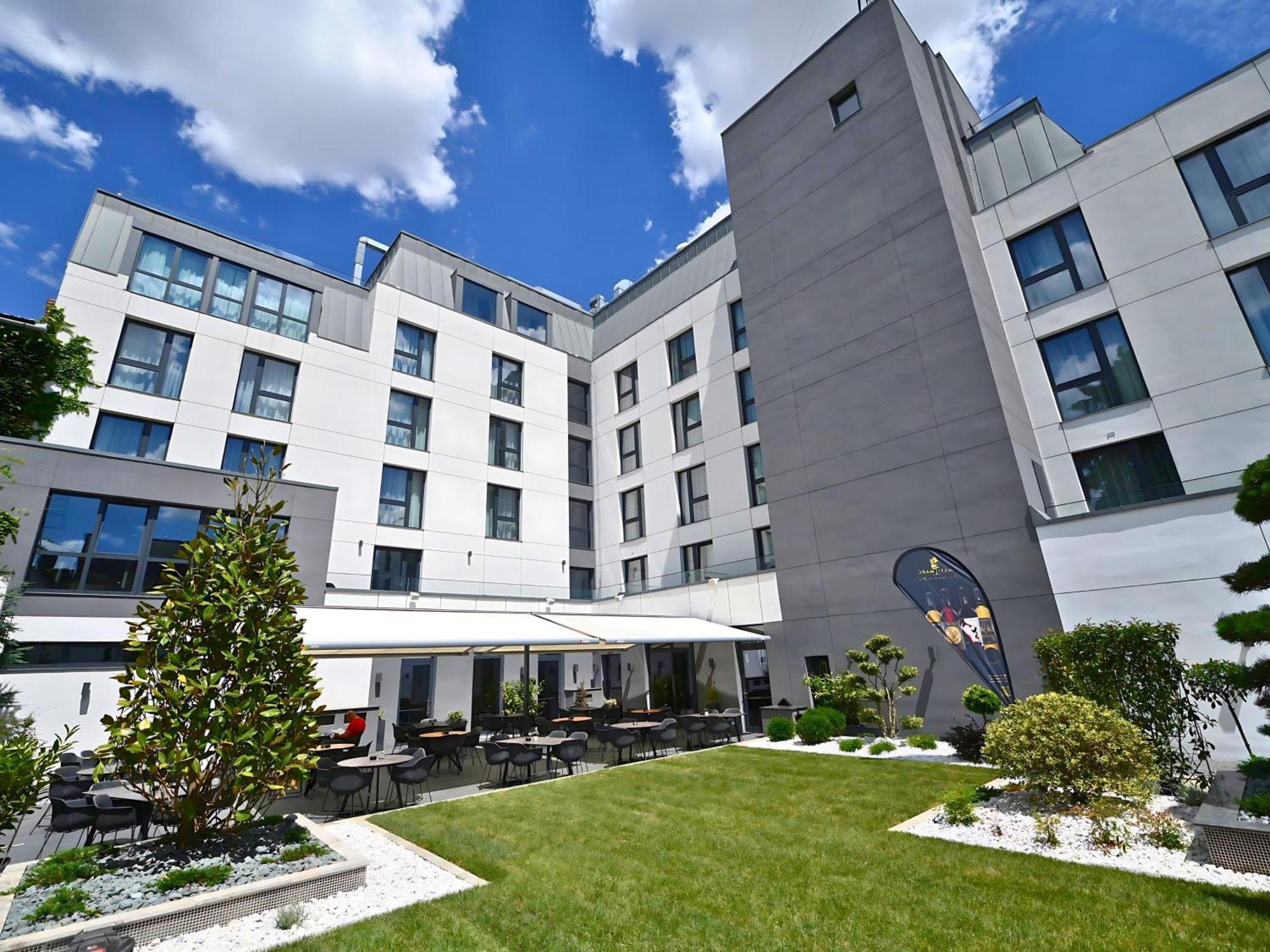 Aniroc Signature Hotel Арад Экстерьер фото The courtyard of the new building