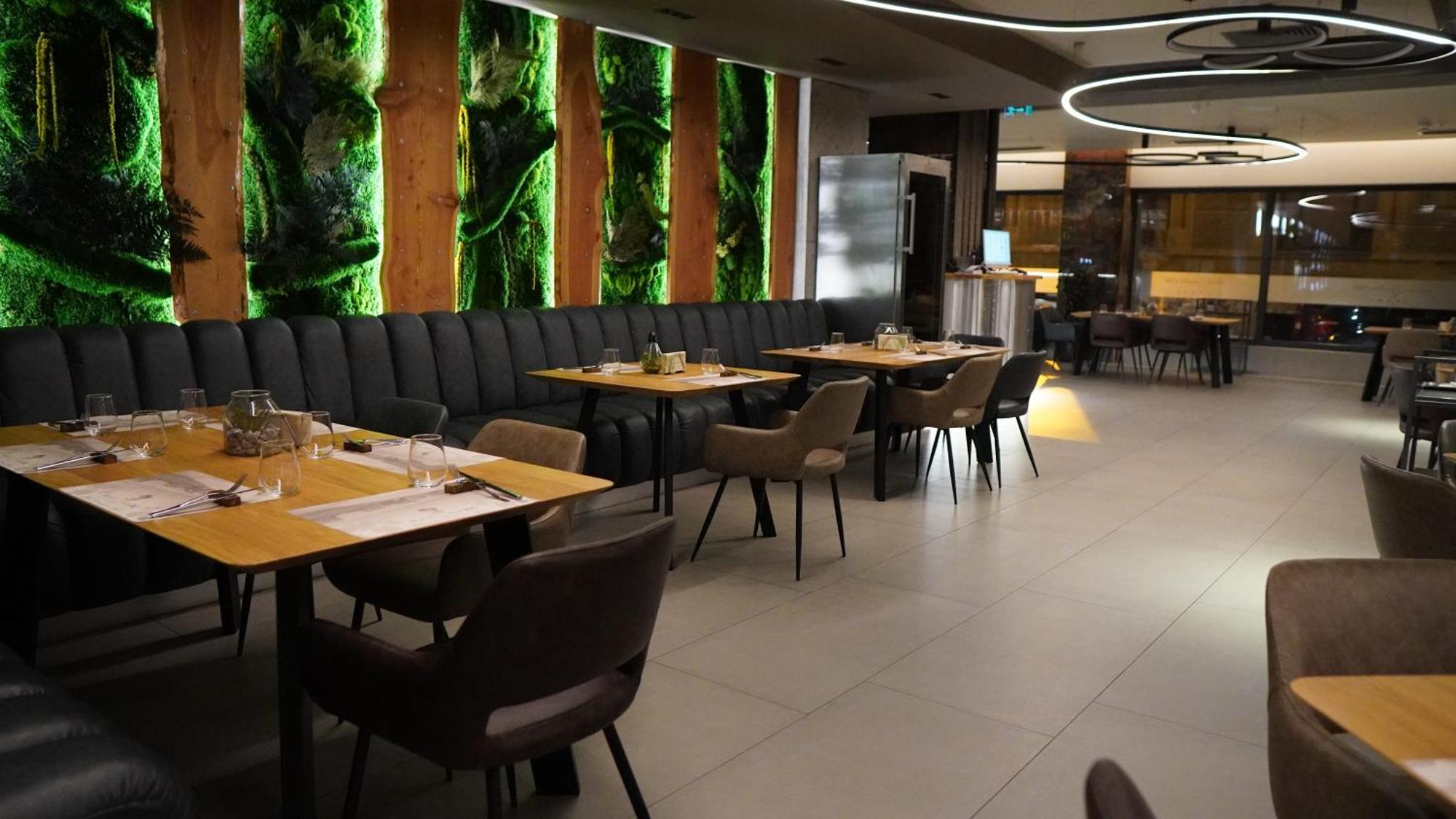 Aniroc Signature Hotel Арад Экстерьер фото Interior of a restaurant in Belgrade