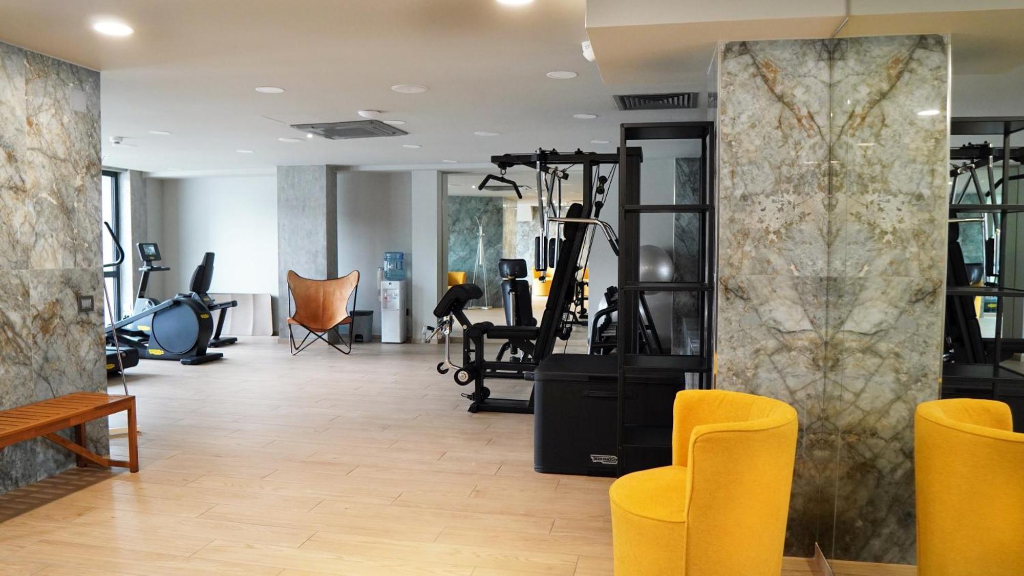 Aniroc Signature Hotel Арад Экстерьер фото The gym at the hotel