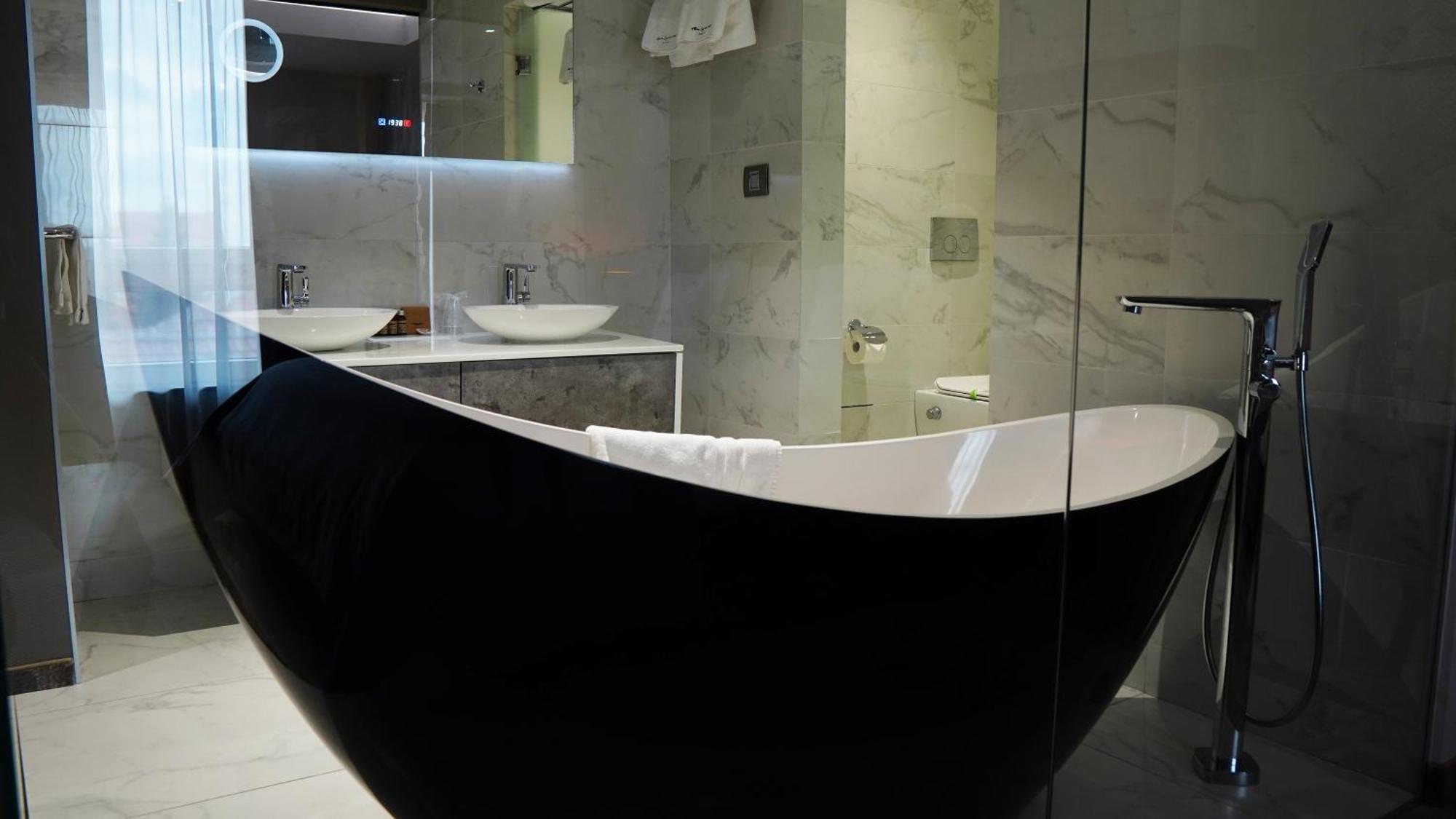 Aniroc Signature Hotel Арад Экстерьер фото A freestanding bathtub